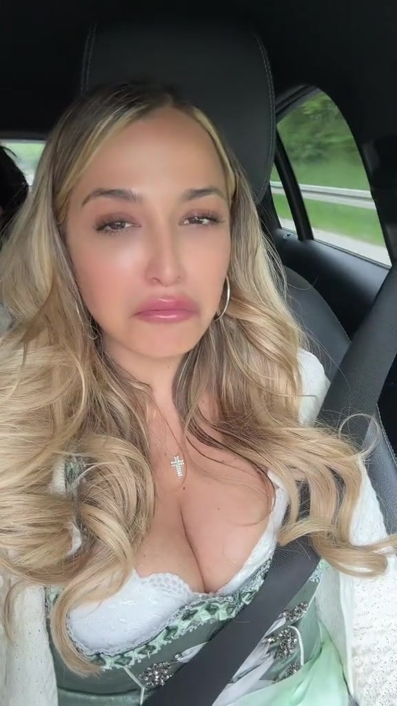 Jenefer Riili  Onlyfans – Show Boobs On Car