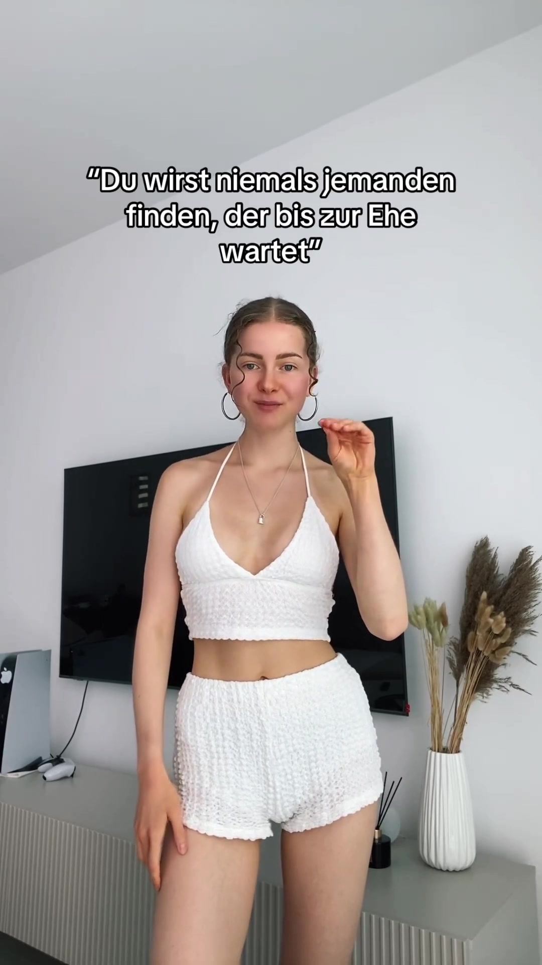 Linnea Sky Onlyfans  – Show Big Boobs And Bouncing Ass Very Lewd