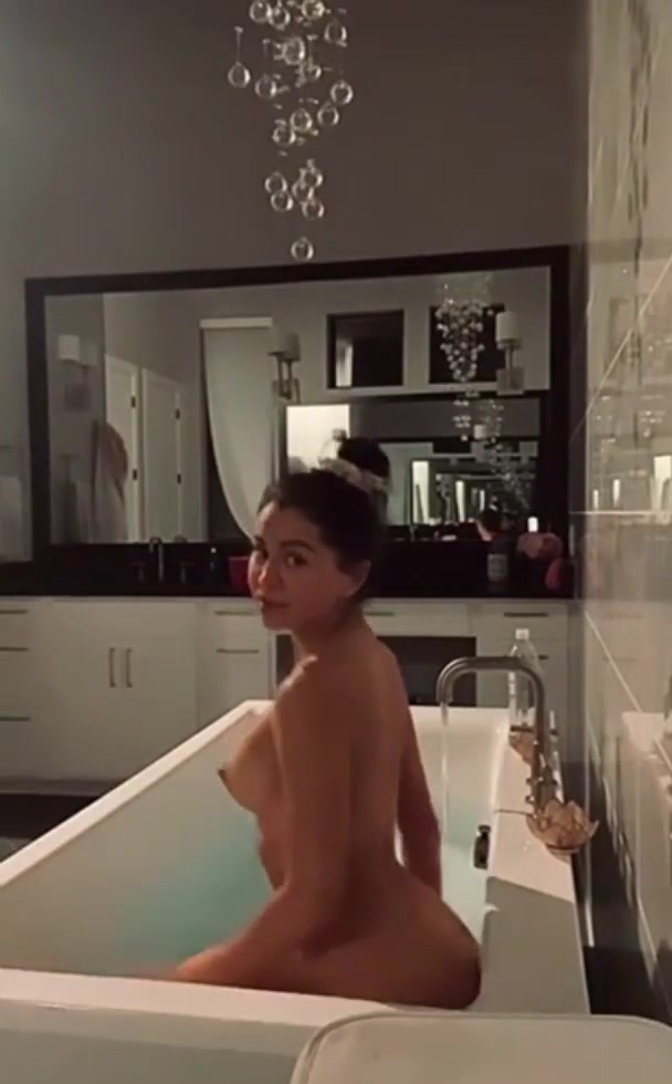 Mirasjuice Onlyfans  – Show Big Boobs And Ass In Bathtub