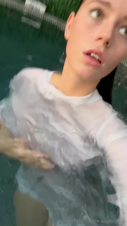 Anna Malygon (@Maligoshik.a) Show Body In Pool  Onlyfans