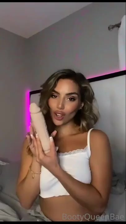 Araqueenbae Onlyfans  – BJ Big Toy