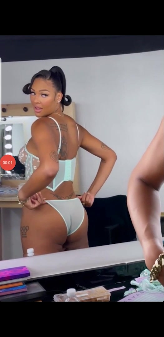 Ecambage Onlyfans  – Show Of Body Very Lewd