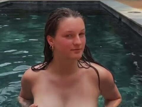 Itscarlyjane  Onlyfans – Naked Boobs In Pool