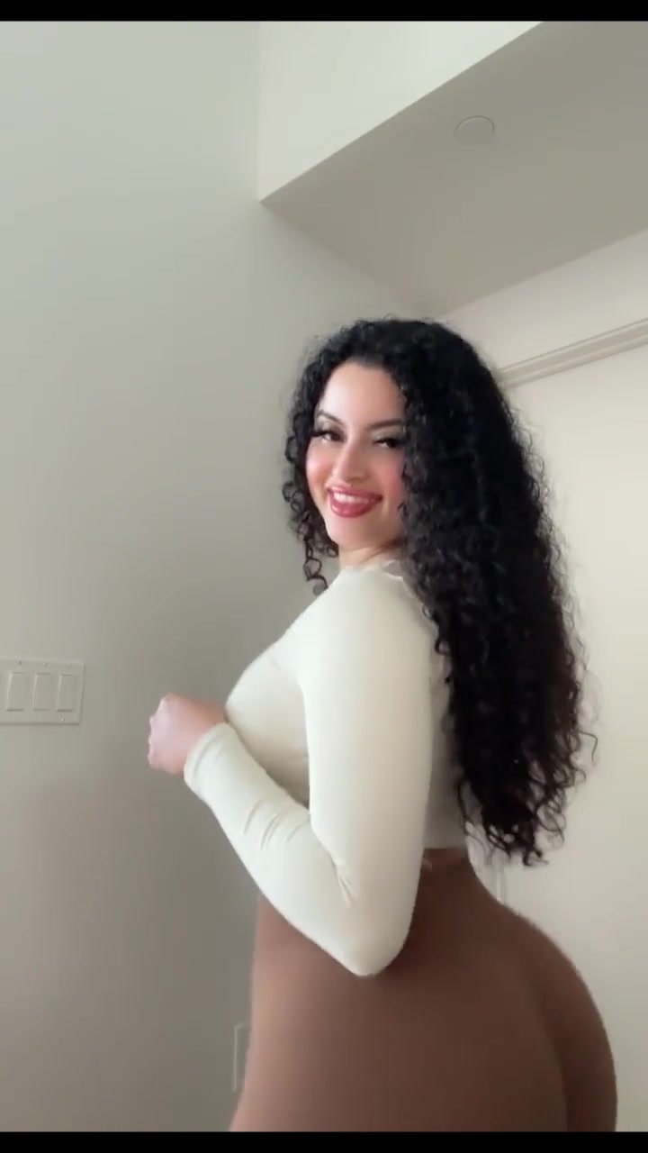 Siarlyxo Onlyfans  – Show Off Big And Round Butt