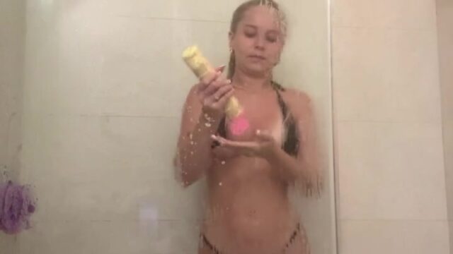 Claire Lizzy Onlyfans Video – Rubbing Herself With Oil